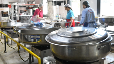 Cemevinde pişiyor, kilisede depremzedelere ikram ediliyor