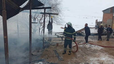Bayburt'ta ahırda çıkan yangında köpek yavruları ve tonlarca ot yandı