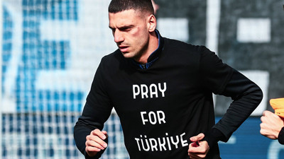 Merih Demiral ısınmaya 'Türkiye için dua et' tişörtüyle çıktı