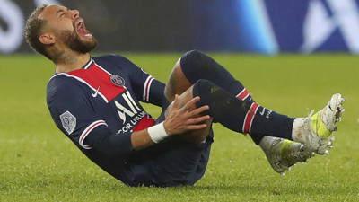 Andre göz göre göre vurdu. Neymar sahadan sedyeyle çıktı