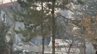 Elbistan'da yüzlerce enkaz kaldırılmayı beklerken. Belediye binası, içindeki resmi evraklarla birlikte apar topar yıkıldı