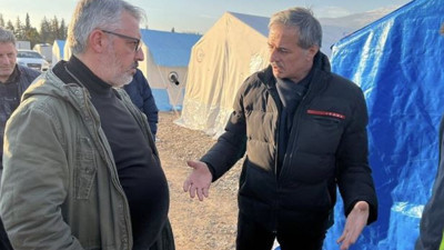 AKP'li Belediye Başkanı 84.500 TL’lik Prada marka montu ile deprem bölgesinde çadırları ziyaret etti