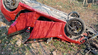 Kontrolden çıkan otomobil ormanlık alana uçtu