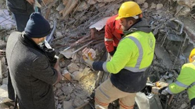 Enkazda para dolu banka kasası bulundu