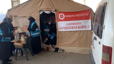 Depremzedeler için kurulan çadır kentte 4-6 yaş için kuran kursu. Alelacele açtılar