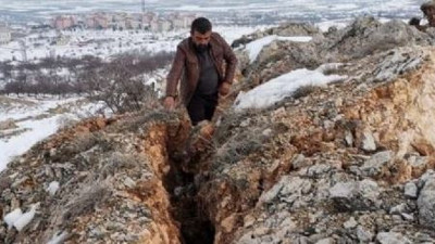 Deprem dağı ikiye böldü