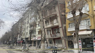 Malatya’da artçı sarsıntı sonrası bir bina öne doğru yattı