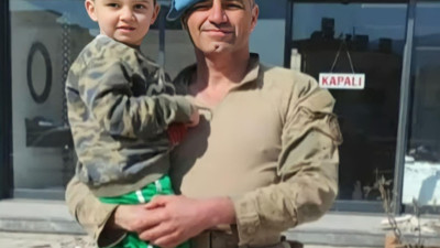 Anne babasını kaybeden ve tek başına yürürken bulunan depremzede Derman'a Mehmetçik el uzattı