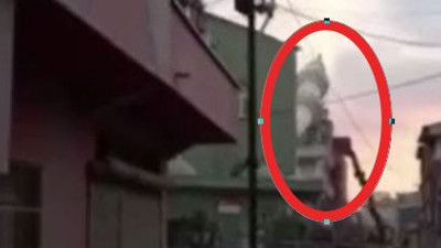 Minare 3 katlı evin üzerine düştü