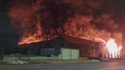 Plastik fabrikası kül oldu