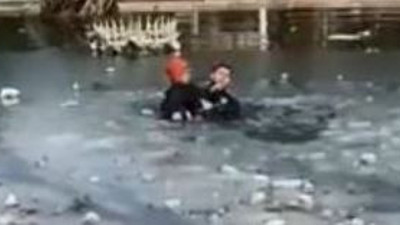 Depremzede çocuğu ölümden polis kurtardı