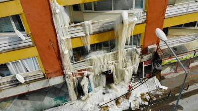 Hava o kadar soğuk ki Malatya’da terk edilen evlerde açık bırakılan musluklardan sızan sular bile dondu