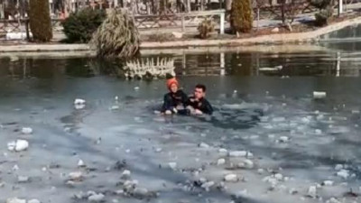 Deprem bölgesindeki buzlu göle düşen kızı kurtardı. Helal sana Türk Polisi