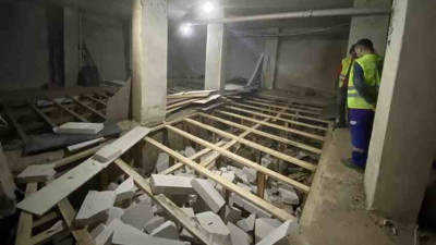 Apartmanın zeminine gizlice kaçak kat indi. Zabıtayı görünce kaçtı