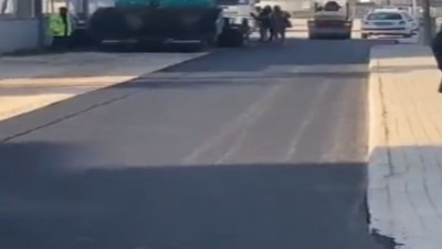 Deprem bölgesinde Erdoğan ve Bahçeli ziyareti öncesi yollara asfalt döküldü