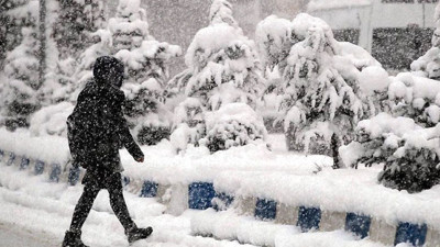 Yoğun kar yağışı nedeniyle okullar tatil edildi