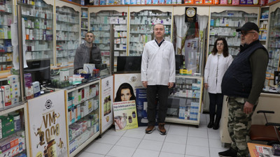 Depremde hayatını kaybeden eczacılar için meslektaşlarından saygı duruşu