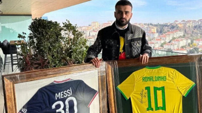 CZN Burak Ronaldinho ve Messi'nin formalarından gelen bağışı açıkladı. Depremzedeler için satışa çıkarmıştı