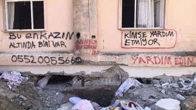 Depremde yaşanan çaresizliğin tarifsiz özeti duvar yazılarına yansıdı