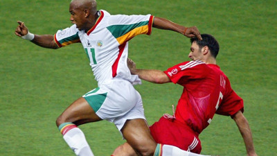 Senegalli eski milli futbolcular formalarını açık arttırmaya çıkaracak