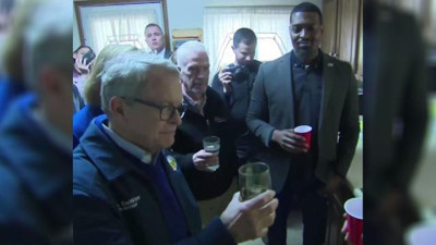 Validen kimyasal sızıntının olduğu bölgede musluk suyu içerek ‘güvenli’ mesajı