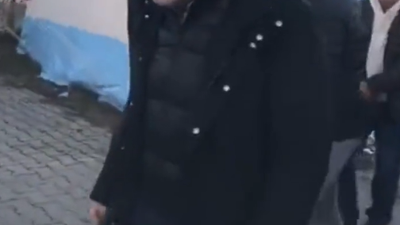 Depremzedeler arkasını dönünce Mahir Ünal kamerayı uzaklaştırdı