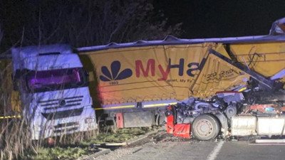 Devrilen tır zincirleme kazayı getirdi: 2 yaralı