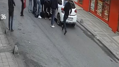 Geri giden otomobil yayaya çarptı