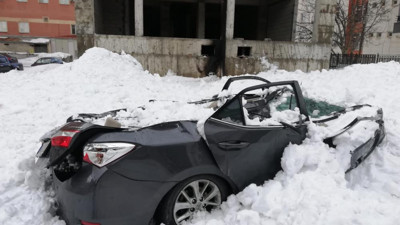 Çatıdan düşen kar kütlesi aracı hurdaya çıkardı