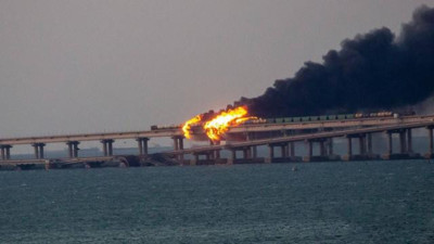 Rusya ve Kırım'ı birbirine bağlayan Kerç Köprüsü tamirat sonrası çift yönlü araç trafiğine açıldı (23 Şubat 2023)