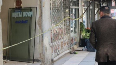 Elazığ’da ağır hasarlı binalara naylon şeritli önlem