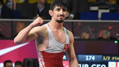 Mısır'da finale çıktık. Milli güreşçilerimiz altın için minderde