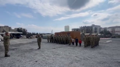 Nurdağılı depremzede çocuklar Mehmetçikle yemek duası okudu