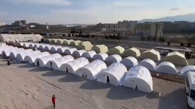 İYİ Parti Kahramanmaraş’ta çadır ve konteyner kenti kurdu. 150 çadır ve 100 konteyner gönderildi