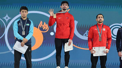 Minderde Kazak rakibinin sırtını yere getirdi. Altın madalya Kerem'in