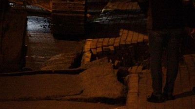 Pendik’te yol yarıldı. Apartmanlar tahliye edildi