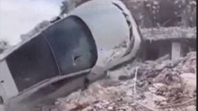 Depremi az hasarla atlatan otomobili kepçe operatörü yok etti