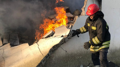 Şırnak'ta bir fabrika alev alev yandı