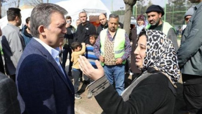 Abdullah Gül depremin 18. günü ortaya çıktı. Gül'e meşhur AKP milletvekili eşlik etti