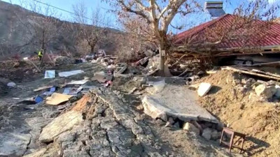 Önce deprem vurdu sonra heyelan yuttu