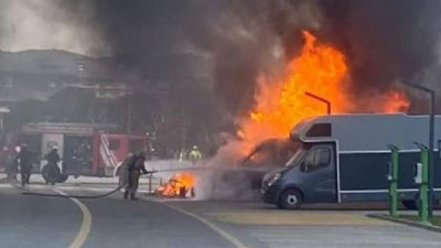 Park halindeki araçlar yandı