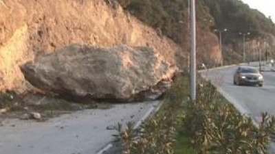 Deprem dağları yerinden oynattı dev kayalar can aldı