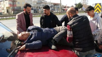 Motosiklet sürücüsü çarptığı aracın kaputuna uçtu