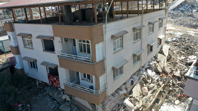 Kurutulmuş biber çuvalları binanın yıkılmasını engelledi