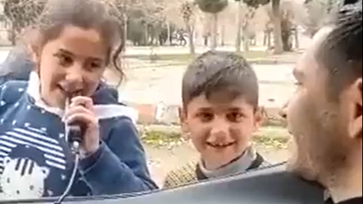 Küçük kızın söylediği şarkı polis memurunu ağlattı