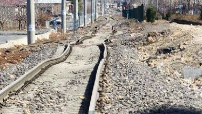 Depremler demiryolunu vurdu