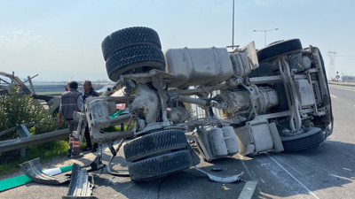 Dorsesi açılan kamyon ortalığı savaş alanına çevirdi