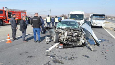 Elazığ'da kamyonet ve 2 otomobilin karıştığı kazada ölü sayısı 2'ye yükseldi
