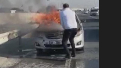 Otomobili yoldan geçen itfaiye eri söndürdü