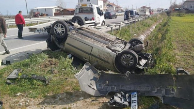 Lastiği patlayıp devrilen otomobildeki 2 genç yaralandı (25 Şubat 2023)